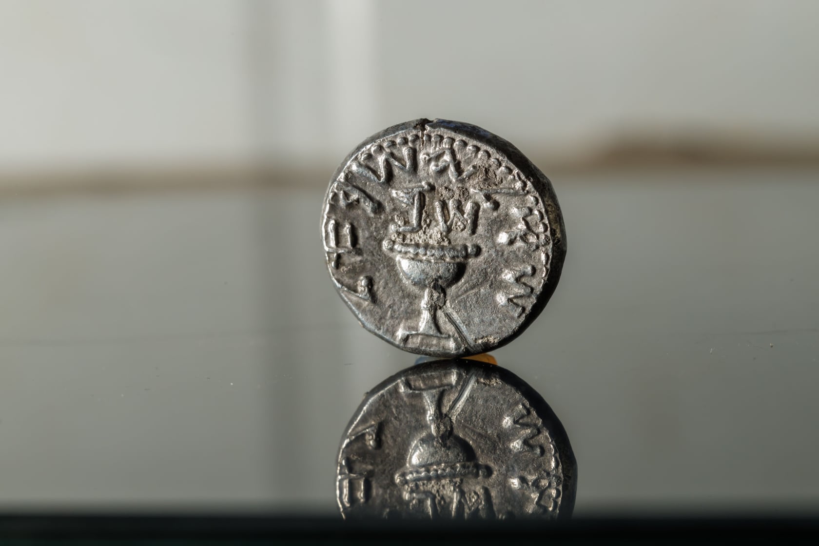 經過化學清洗的2000年前古銀幣。（圖／翻攝自FB@Israel Antiquities Authority）